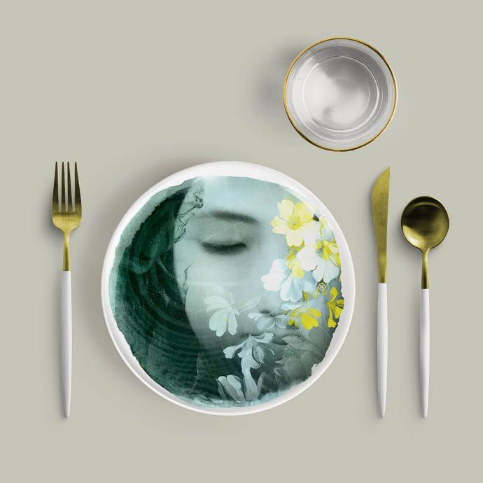 Petite assiette en porcelaine design avec visage teinte verte marque Ibride